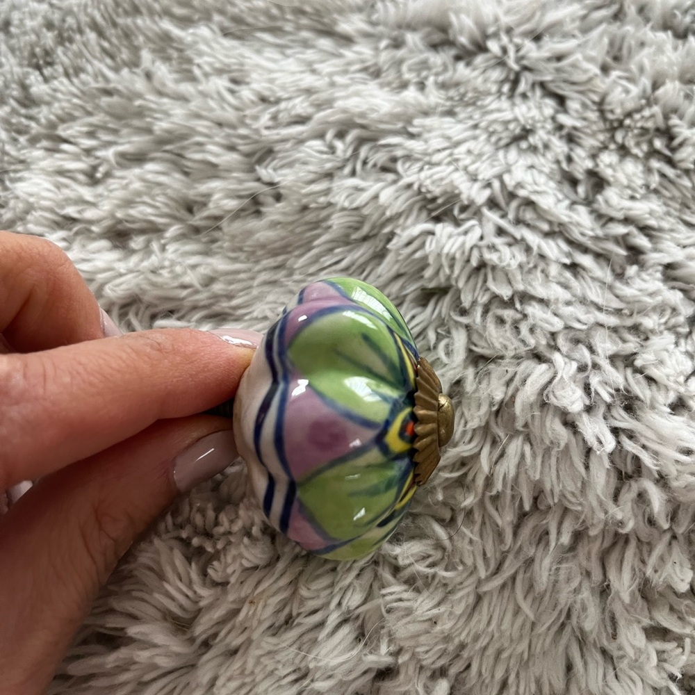 Two hand painted door knobs. - Picture 3 of 8